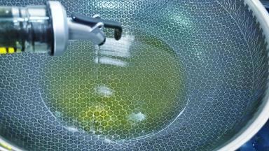 锅里加适量的油。