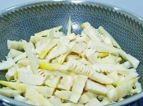 油热倒入雷笋炒至笋边缘变黄。