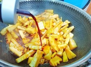 加生抽调味提色。