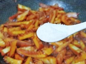 盐加一勺即可【因为刚才加了生抽咸味够了】