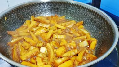 再加适量的清水，开中火慢慢炖至雷笋入味。