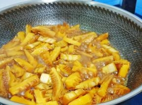 再加适量的清水，开中火慢慢炖至雷笋入味。