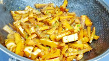 汤汁差不多就可以收汁了，出锅前撒点葱花提香。