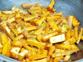 汤汁差不多就可以收汁了，出锅前撒点葱花提香。