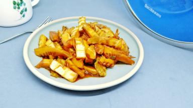 脆爽鲜嫩！米饭记得多做的哦！ 笋膳食纤维丰富且低热量，是瘦身圣品。东坡先生有云：“宁可食无肉，不可居无竹，无肉令人瘦，无竹令人俗。”