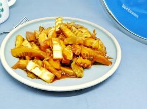 脆爽鲜嫩！米饭记得多做的哦！ 笋膳食纤维丰富且低热量，是瘦身圣品。东坡先生有云：“宁可食无肉，不可居无竹，无肉令人瘦，无竹令人俗。”