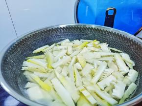 锅里加适量清水【要没过笋为宜】水开加一勺盐，一勺白酒【加这些可以去除雷笋的涩味】再加雷笋入锅焯水。