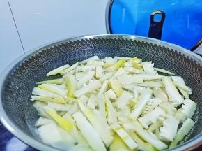 锅里加适量清水【要没过笋为宜】水开加一勺盐，一勺白酒【加这些可以去除雷笋的涩味】再加雷笋入锅焯水。