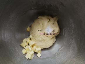 加入黄油和盐后，继续和面