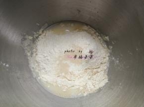 披萨饼底的材料除黄油和盐外都投入厨师机，启动厨师机和面5分钟左右