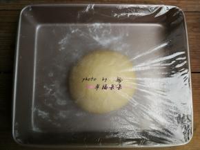 面团揉圆放入烤盘，加盖保鲜膜，进行发酵