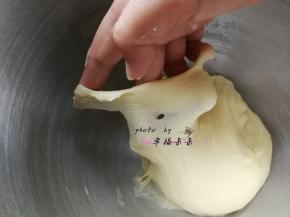 检查面团状态，能拉出薄膜即可