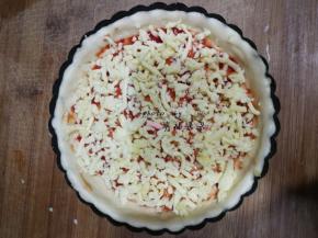 在底部均匀涂抹一层番茄酱，再撒上一层马苏里拉芝士，尽量多撒些芝士，因为后面放上蔬菜后为保持颜色，不用再撒芝士