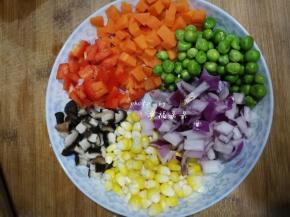 面团发酵期间，我们可以准备馅料所需食材，所有材料洗净后切丁，豌豆、玉米粒、香菇丁、胡萝卜丁分别焯水后盛出备用