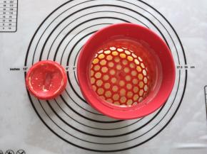 再将面糊倒回摇摇杯，开上面小盖，倒锅中煎皮