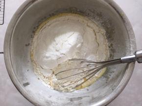 筛入低筋面粉，玉米淀粉，和泡打粉，搅拌至无颗粒状态