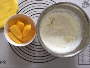 芒果切块，淡奶油加糖打发至奶油坚挺，