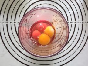 摇摇杯中放入鸡蛋