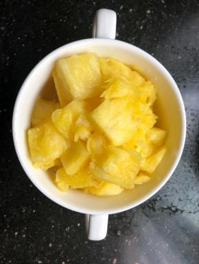 菠萝切丁泡淡盐水去涩。