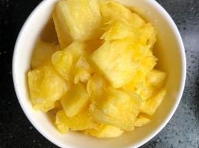 菠萝切丁泡淡盐水去涩。