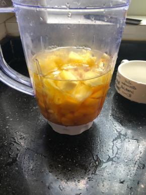 把菠萝粒，芒果丁一起放入搅拌机里，加入300ml冷好的白开水，喜欢甜的可以加点白糖。