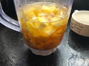 把菠萝粒，芒果丁一起放入搅拌机里，加入300ml冷好的白开水，喜欢甜的可以加点白糖。