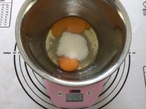 鸡蛋和白砂糖混合搅拌均匀