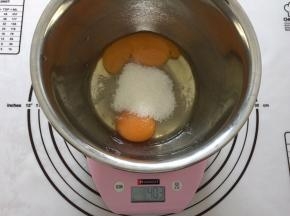 鸡蛋和白砂糖混合搅拌均匀