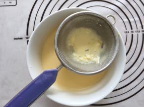 过筛一下更加细腻，摇摇杯很好用，颗粒感很少，见图