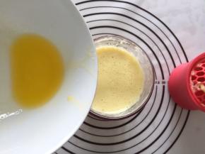 黄油软化成液体，倒入，再次摇晃均匀