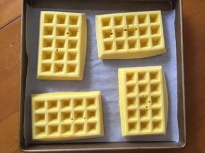 烤到15分钟的时候拿出烤箱，去掉模具，翻面烤上色即可