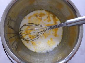 加入纯牛奶拌匀