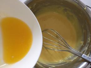 倒入软化成液体的黄油搅拌均匀