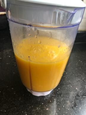 搅打成细腻的糊糊，这个有点稠，不喜欢的可以再加点水搅打一下。