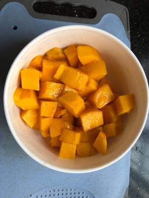 芒果一个去皮切小丁！