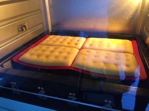 放入预热好的烤箱200度，上下火，中层25分钟