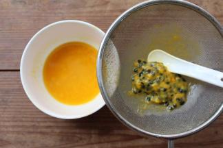 百香果切开，用筛网过滤取汁液30g