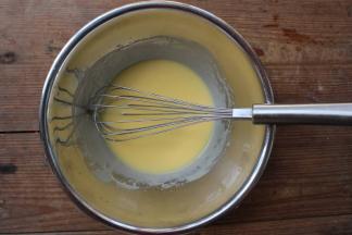 用手抽搅拌均匀，至油脂乳化