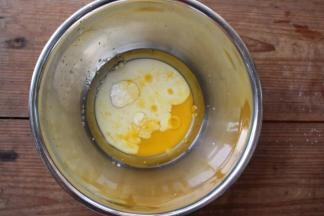 玉米油加入百香果汁和牛奶（如果百香果汁多，可以减少牛奶用量，或者不用牛奶全部替换成百香果汁）