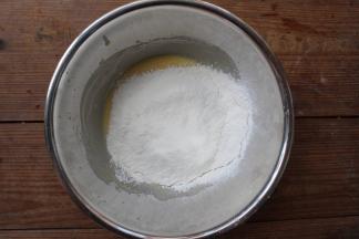 过筛加入低筋面粉，用刮刀翻拌均匀