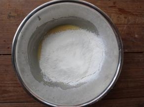 过筛加入低筋面粉，用刮刀翻拌均匀