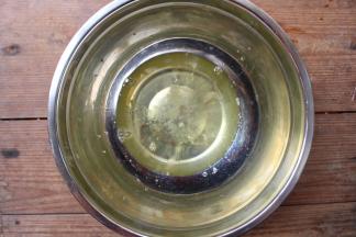 4个蛋清放入无油无水的干净打蛋盆中，加入一小撮盐