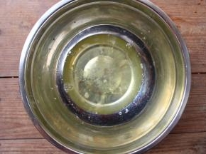 4个蛋清放入无油无水的干净打蛋盆中，加入一小撮盐