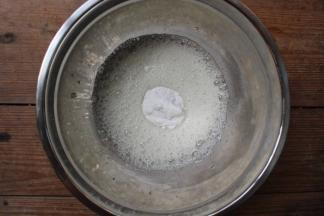 用电动打蛋器打至粗泡状，加入1/3的糖粉，继续用电动打蛋器打发