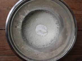 用电动打蛋器打至粗泡状，加入1/3的糖粉，继续用电动打蛋器打发