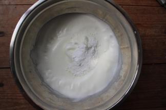 打至稍有纹路后，加入第二次1/3的糖粉，继续打