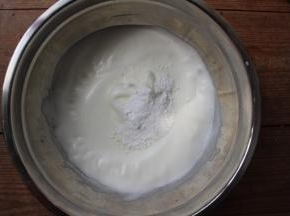 打至稍有纹路后，加入第二次1/3的糖粉，继续打