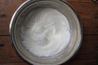 打至纹路明显后，加入剩余1/3的糖粉，继续打发