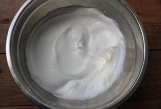 至拎起打蛋器，打蛋头呈现短小的弯钩状，蛋白霜就打发完成了