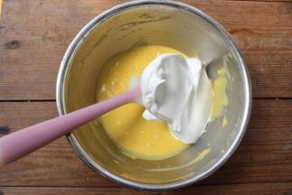 取1/3打发好的蛋白霜加入之前做好的蛋黄糊中